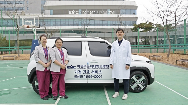 의정부을지대학교병원 가정간호센터 박재민(오른쪽) 센터장과 기효금·신수영 가정전문간호사가 가정간호 방문에 앞서 기념촬영을 하고 있다. 의정부을지대병원 제공