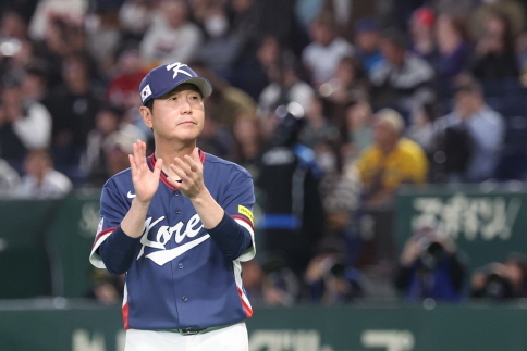 류지현 야구대표팀 감독이 9일 일본 도쿄돔에서 열린 WBC C조 조별리그 최종전에서 선수단을 격려하고 있다. 연합뉴스