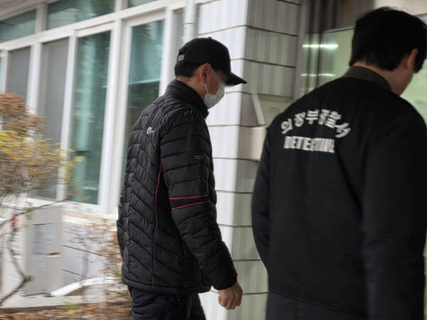 태국인 아내의 얼굴에 끊은 물을 부어 중화상을 입힌 혐의를 받는 40대 남성 A씨가 구속 전 피의자 심문을 위해 법정으로 이동하는 모습. 연합뉴스