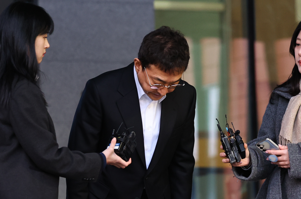 포토라인에서 고개숙인 이재룡 “그날 바로 인정했었다…죄송하다”
