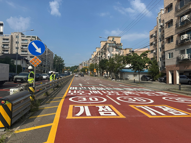 서울 구로구의 푸른동산유치원 인근 어린이보호구역 미끄럼방지 포장 정비 모습. 구로구청 제공