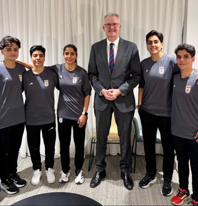 호주로 망명한 이란 여자축구대표팀 선수들과 토니 버크(왼쪽 4번쨰) 호주 내무부 장관. 버크 장관 X 캡처