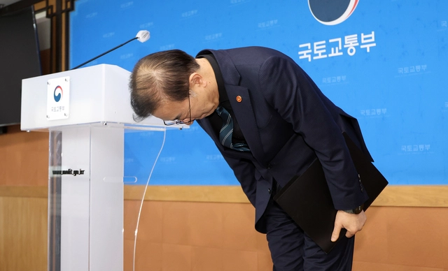 김윤덕 국토교통부 장관이 9일 정부세종청사에서 ‘12·29 무안공항 제주항공 참사’ 희생자 유해와 유류품에 대한 초기 수습 과정에서의 부실을 인정하고 고개 숙여 사과하고 있다. 뉴시스
