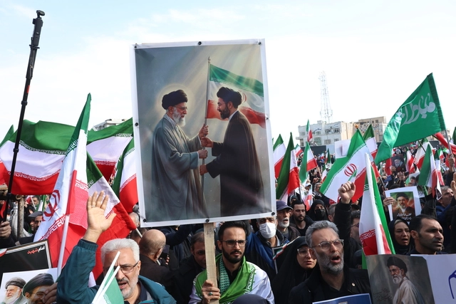 차남에게 국기 건네는 하메네이 포스터