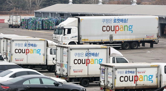 지난 2월 10일 한 쿠팡 차고지에 배송 차량들이 정차돼 있다. 연합뉴스