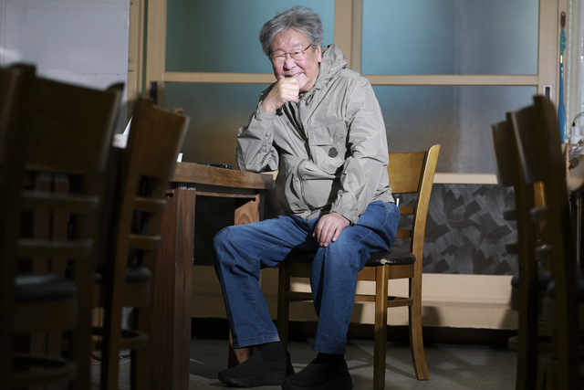 최불암 배우가 작년 3월 서울 자택 인근에서 문화일보와 인터뷰를 하던 모습. 백동현 기자