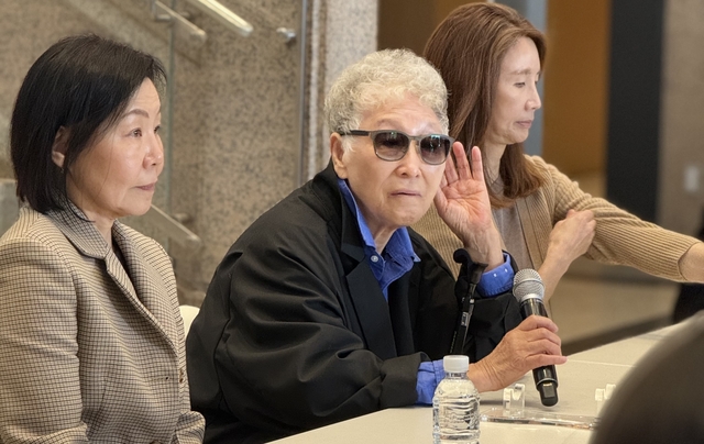 11일 경기 용인 호암미술관에서 열린 간담회에서 김윤신(가운데) 작가가 취재진의 질문을 듣고 있다. 김성원(왼쪽) 부관장과 태현선(오른쪽) 수석학예연구원. 박동미 기자