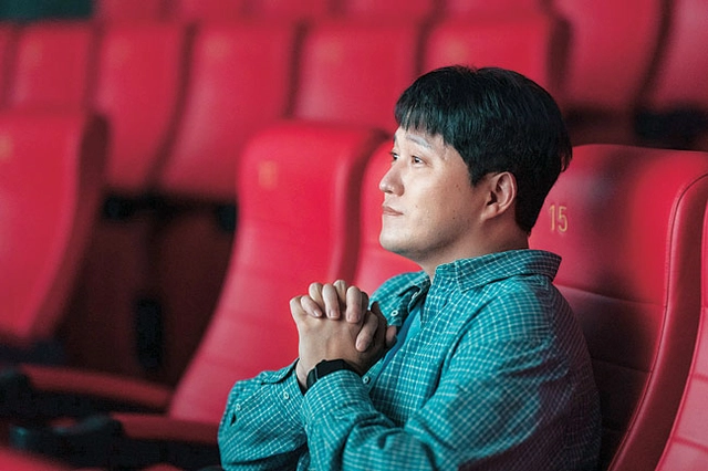 씨네큐브가 개관 25주년 기념으로 제작한 영화 ‘극장의 시간들’은 ‘영화의 시간’(사진 위부터), ‘자연스럽게’, ‘침팬지’ 등 세 개의 단편으로 이뤄져 있다.  티캐스트 제공