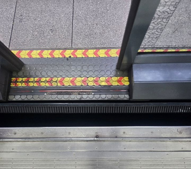 4호선 성신여대역 승강장과 열차 사이에 고무발판이 부착돼 있다.  뉴시스