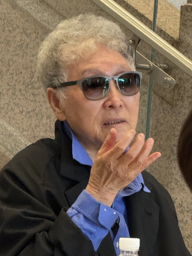 11일 경기 용인 호암미술관에서 열린 회고전 간담회에서 김윤신 조각가에 질문에 답하고 있다. 박동미 기자
