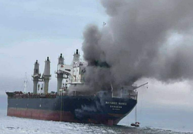 “유가 200달러 각오해라” 호르무즈 해협서 화물선 피습