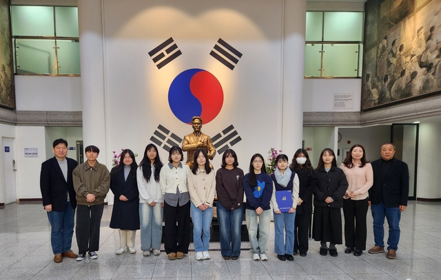 매헌윤봉길의사기념관이 지난 8일 서울 서초구 매헌윤봉길의사기념관에서 예비학예인력 실무연수프로그램 ‘매헌서포터즈 5기’ 발대식을 갖고 기념촬영하고 있다. 매헌윤봉길의사기념관 제공