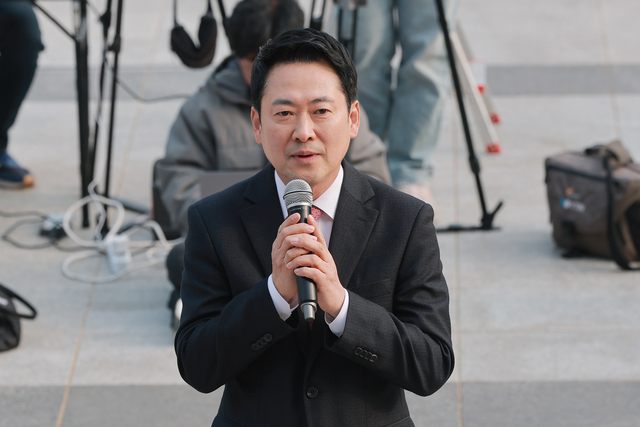 장동혁 국민의힘 대표가 11일 국회 본청 앞 계단에서 대한의사협회가 연 성분명처방 저지 궐기대회에 참석해 인사말하고 있다. 연합뉴스