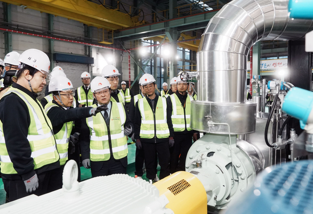 김성환(왼쪽 세 번째) 기후에너지환경부 장관이 11일 경기 화성시 동탄구 한국지역난방공사 화성지사를 방문해 지역난방공사 정용기(왼쪽) 사장 및 관계자로부터 전극보일러 설비에 관한 설명을 듣고 있다. 한국지역난방공사 제공