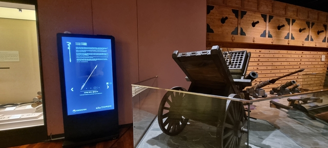 서울 용산 전쟁기념관 전시실 내 신기전과 체험콘텐츠 키오스크. 전쟁기념사업회 제공