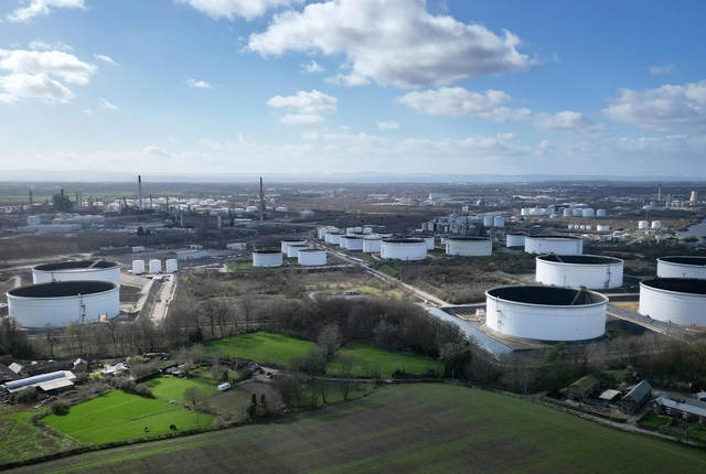 2026년 3월 11일 영국 북서부 엘즈미어 포트에 위치한 에사르 에너지(Essar Energy)가 소유한 석유 정제시설 ‘스탠로 정유공장(Stanlow Refinery)’의 항공 촬영 모습. AFP 연합뉴스