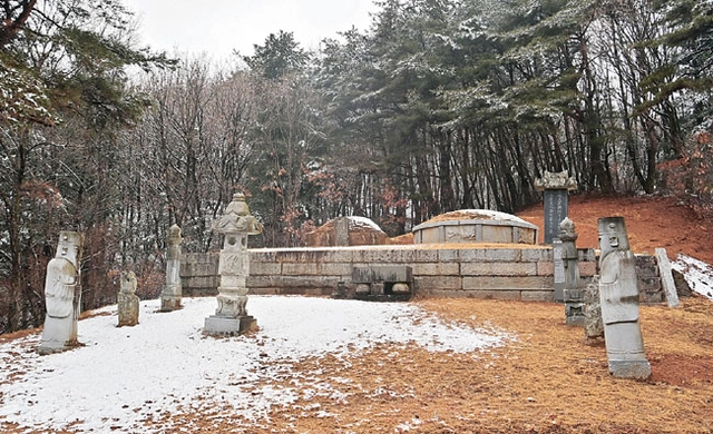 충북 청주 미원면의 금성대군제단. 금성대군 부인 최 씨의 묘 옆에 만들었다. 