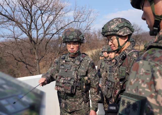 김규하 육군참모총장이 12일 인천도시지역전투훈련장에서 진행된 통합방위작전 훈련 현장을 방문해 작전 지도를 하고 있다. 육군 제공