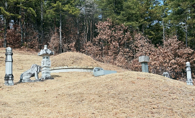 구 군위의 엄흥도 묘. 여러 정황으로 보면 영월의 묘가 아니라 이곳이 진짜일 가능성이 높다. 도로에서 멀지 않은 산속인데도 유난히 깊은 느낌이다. 봄비가 내린 날인데도 눈이 쌓여 있었다.