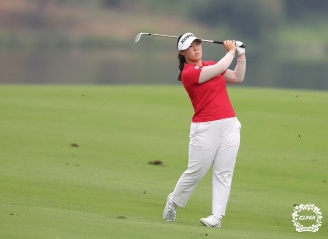 박서진이 12일(한국시간) 태국 촌부리의 아마타스프링CC에서 열린 2026 KLPGA투어 개막전 리쥬란 챔피언십 1라운드 12번 홀에서 아이언샷을 하고 있다. KLPGA/박준석 제공