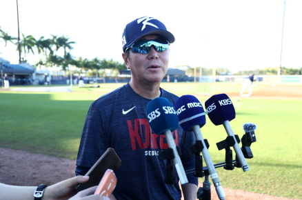 류지현 야구대표팀 감독이 12일(한국시간) 미국 플로리다주 마이애미 FIU 베이스볼 스타디움에서 공식훈련을 마치고 취재진과 인터뷰를 하고 있다. 연합뉴스