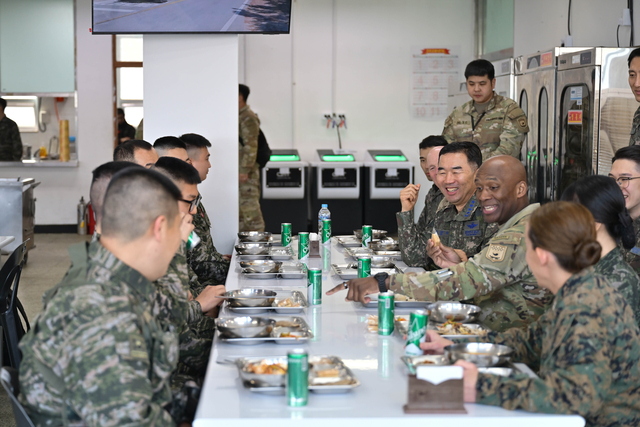 12일 해병6여단을 방문한 진영승 합참의장과 제이미어 브런슨 한미연합사령관이 장병들과 식사하며 격려하고 있다. 합참 제공