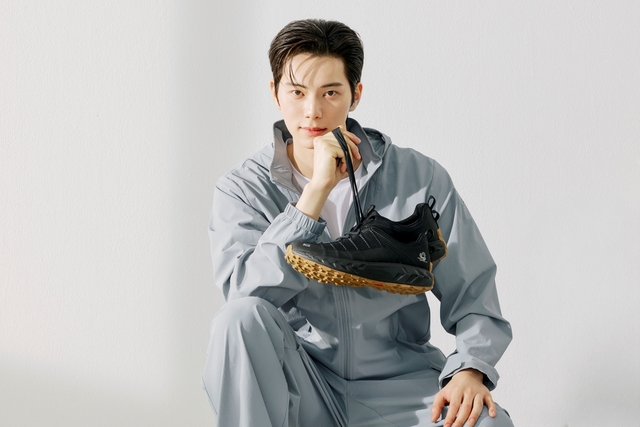 모델이 K2의 ‘멀티플라이 라이저’ 제품을 선보이고 있다. K2 제공