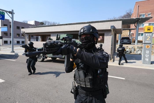 육군17보병사단 군사경찰특임대 장병들이 12일 인천시 도시지역전투훈련장에서 실시한 민·관·군·경·소방 도시지역작전 훈련 중 경찰특공대와 함께 지하철역 입구를 봉쇄하고 있다. 국방일보 제공