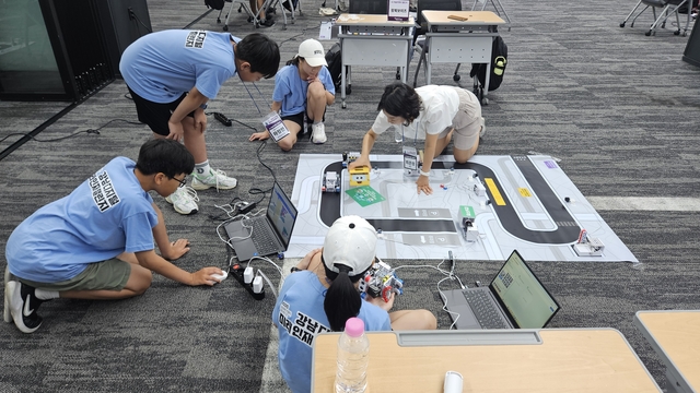 서울 강남구 디지털 미래인재 프로젝트에 참여한 학생들이 실습을 하고 있다. 강남구청 제공