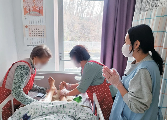 손정아 씨가 호스피스병동에서 봉사활동을 하는 장면.  한양사이버대 제공