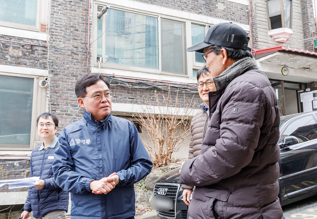 진교훈 서울 강서구청장(왼쪽 두 번째)이 화곡6동 957-1일대 모아타운 현장을 찾아 지역 주민과 대화하고 있다. 강서구청 제공