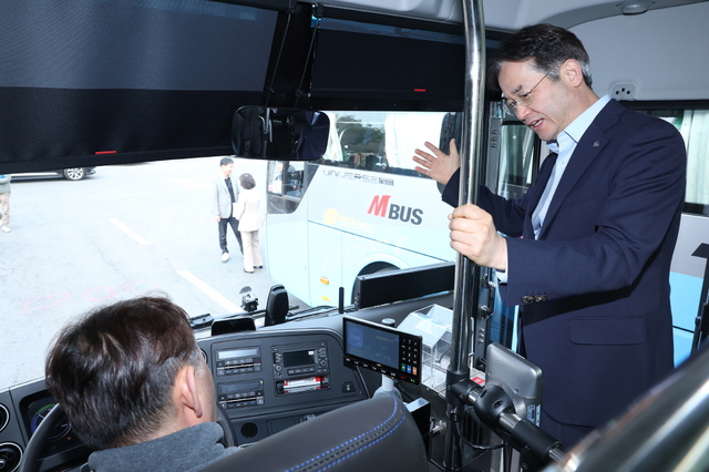 이동환 시장이 11일 대화버스공영차고지에서 버스 운수종사자들의 목소리를 듣고 대중교통 현안을 청취하는 현장 소통을 하고 있다. 고양시 제공