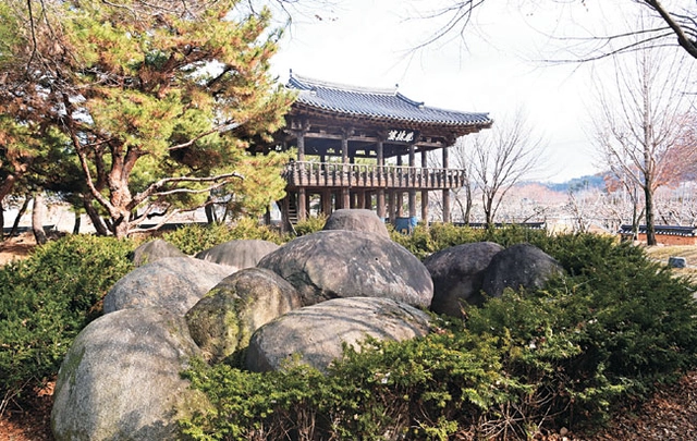 순흥의 누각 봉서루(鳳棲樓). ‘봉황이 깃든 누각’이란 뜻이다. 누각 앞에 봉황의 알을 상징하는 바위를 가져다 놓았다.