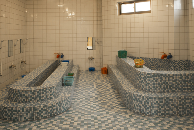 목욕탕 입구 및 내부 시설 이미지