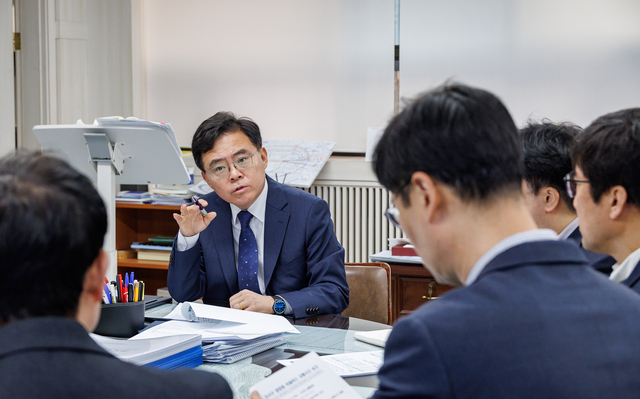 진교훈 서울 강서구청장(정면)이 11일(수) 구청장실에서 ‘염창동 마을버스 교통사고 관련 대책회의’를 주재하고 있다. 강서구청 제공