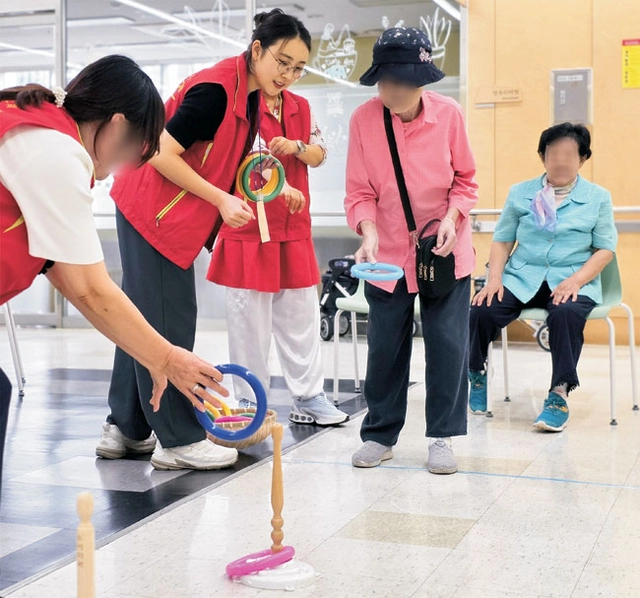 손정아 씨가 사회복지관에서 봉사활동을 하는 모습. 한양사이버대 제공