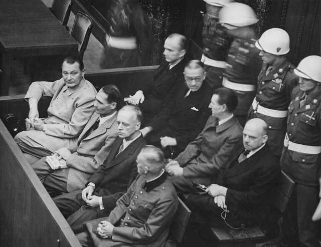1945∼1946년 열린 뉘른베르크 전범 재판 당시 사진. 나치독일의 이인자였던 헤르만 괴링이 두 번째 줄 왼쪽 첫 번째 자리에 앉아 있다. ‘뉘른베르크, 나치와 정신과 의사’는 당시 괴링을 비롯한 나치 주요 전범의 재판에 정신과 의사로 파견된 더글러스 M 켈리의 이야기를 다룬다.