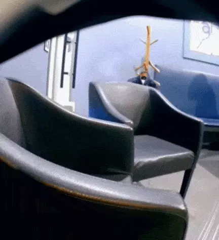 사기 일당이 잠시 자리를 비운 피해자의 음료를 향정신성의약품을 탄 음료로 바꾸는 모습. 서울경찰청 광역수사단 형사기동대 제공.