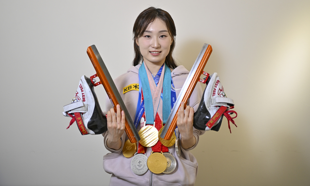 최민정이 12일 서울 강남구 삼성동의 올댓스포츠 사무실에서 세 차례 동계올림픽에서 획득한 7개의 메달을 목에 건 채 자신의 스케이트를 들고 환한 미소를 짓고 있다.  백동현 기자