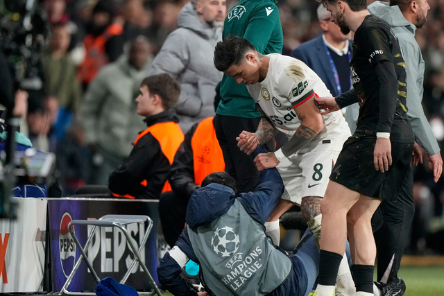 첼시의 페드루 네투가 12일(한국시간) 프랑스 파리의 파르크 데 프랭스에서 열린 UEFA 챔피언스리그 16강 1차전에서 파리 생제르맹의 볼보이를 일으켜 세우고 있다. AP뉴시스