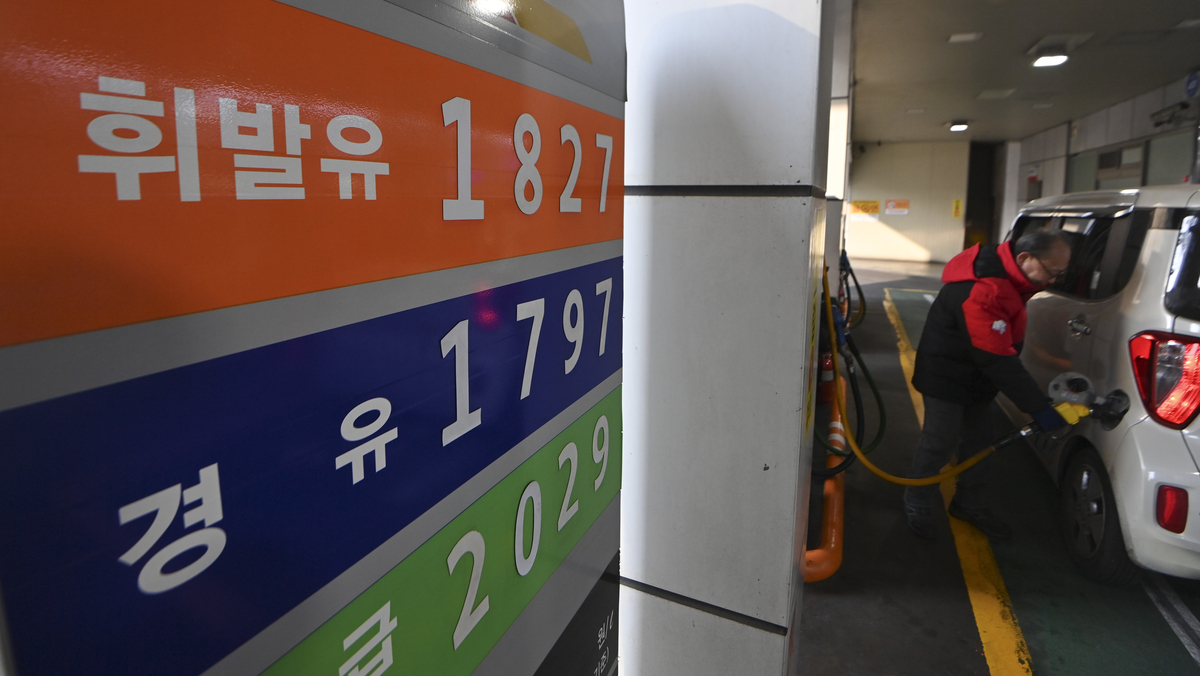 [르포]‘평균 1884원’ 기름값 하락세 확연… 체감까지 2~3일 걸릴듯
