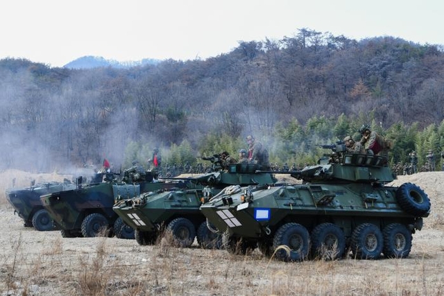 한미 해병대 장병들이 힌미연합연습 자유의 방패(FS) 기간인 지난 9~12일 해병대연합훈련(KMEP)의 하나로 진행된 연합 기계화훈련에서 K808 차륜형 장갑차와 LAV 수륙양용 장갑차에 탑승해 사격하고 있다. 해병대 제공