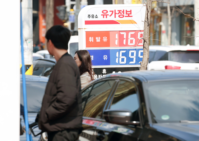 정부가 석유 최고가격제를 검토 중인 12일 서울 노원구 한 주유소에 가격 안내판이 놓여 있다. 12일 한국석유공사 유가정보시스템 오피넷에 따르면 해당 주유소는 오후 2시 기준 보통휘발유 가격이 리터당 1769원으로 서울 최저가를 기록했다. 연합뉴스