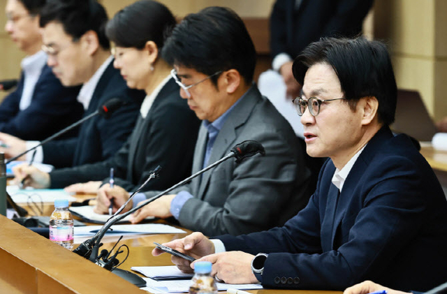 김정관 산업통상부 장관이 13일 서울 종로구 한국무역보험공사 중회의실에서 ‘범부처 합동점검단 회의’를 주재하고 있다. 산업부 제공