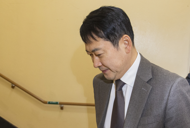 ‘절윤 결의문’의 진정성을 위한 후속 조치를 놓고 오세훈 서울시장과 팽팽한 기 싸움 중인 국민의힘 장동혁 대표가 13일 국회 당 대표실에 출근해 업무를 본 뒤 개인 용무를 위해 이동하고 있다. 연합뉴스