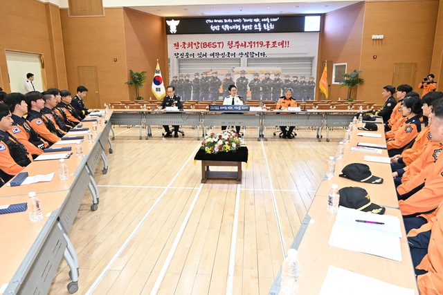 김승룡 소방청장 직무대행이 대원들과 토론을 하고 있다. 소방청 제공