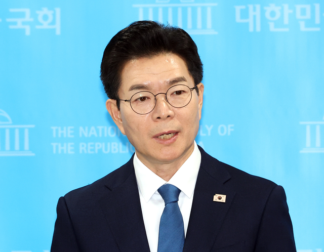 더불어민주당 서울시장 예비후보인 정원오 전 성동구청장이 지난 11일 국회 소통관을 찾아 국회 출입기자단 프레스데이 행사를 열고 기자들의 질문에 답하고 있다. 연합뉴스