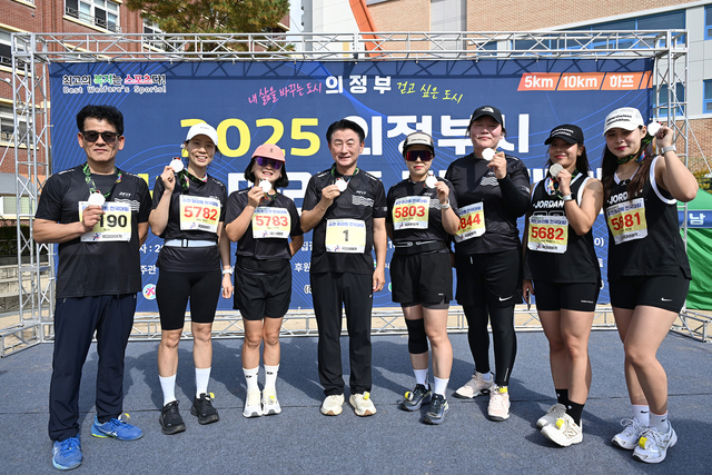 하천마라톤대회에서 김동근(왼쪽 4번째) 의정부시장과 시민들이 함께 기념촬영을 하고 있다. 의정부시 제공