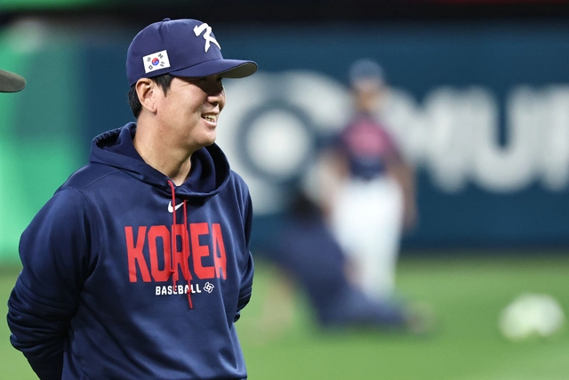 류지현 한국 야구대표팀 감독이 12일(현지시간) 미국 플로리다주 마이애미 론디포파크에서 월드베이스볼클래식(WBC) 도미니카공화국과의 준준결승전 경기를 앞두고 훈련 중인 선수들을 지켜보고 있다. 연합뉴스