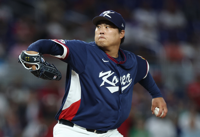 14일 오전(한국시간) 미국 플로리다주 마이애미 론디포파크에서 열린 월드베이스볼클래식(WBC) 대한민국 대 도미니카공화국 준준결승전. 한국 선발투수 류현진이 1회 말 역투하고 있다. 연합뉴스